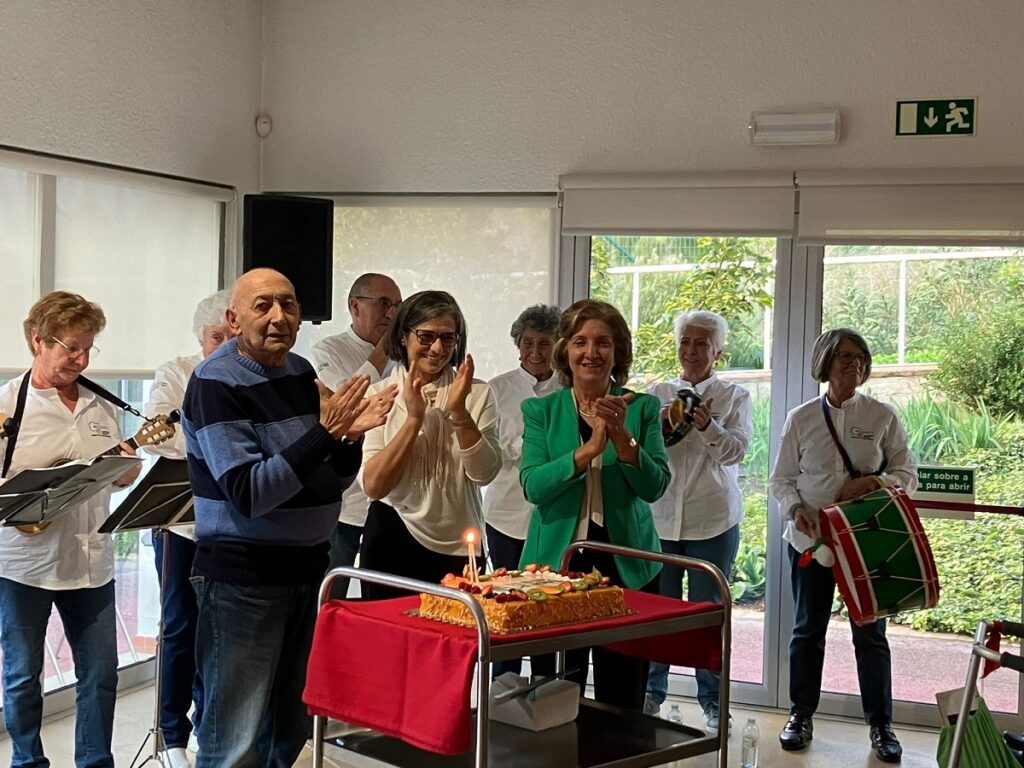 Carlos Milharadas e Deolinda Machado celebram com os residentes os 15 anos do polo comunitário. Foto: Direitos reservados.
